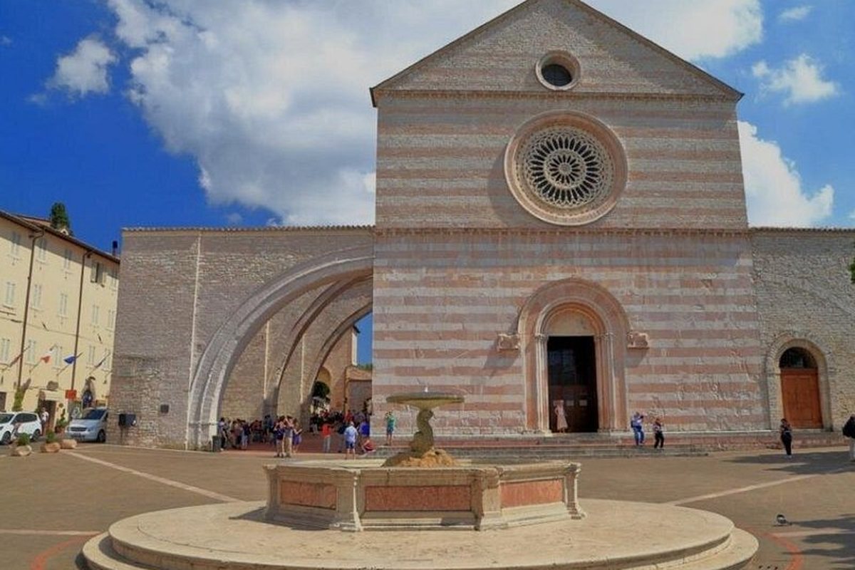 The facade and campanile of Santa Maria in Trastevere