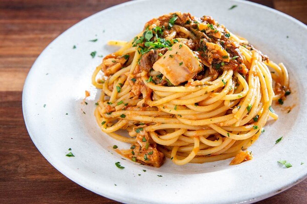 A plate of spaghetti carbonara, guanciale and pecorino through the strands